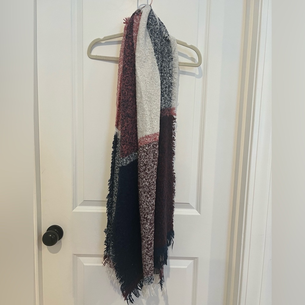 ✨🛍️ 4️⃣ for $2️⃣5️⃣ 💖 Colorblock Fringed Scarf